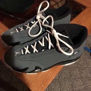 Woman’s Jordan’s size 6